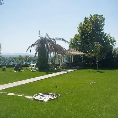 Romantic Seafront Studio - Dream Garden *