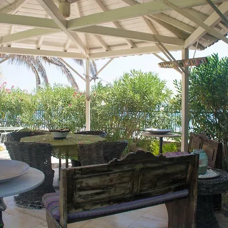 Romantic Seafront Studio - Dream Garden Feriehus