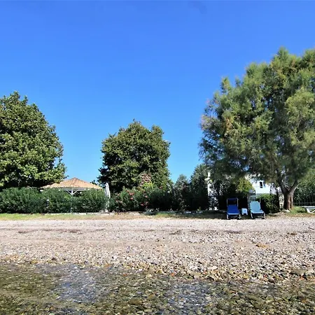 Romantic Seafront Studio - Dream Garden *