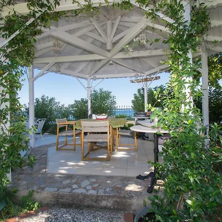 Romantic Seafront Studio - Dream Garden Platanidia