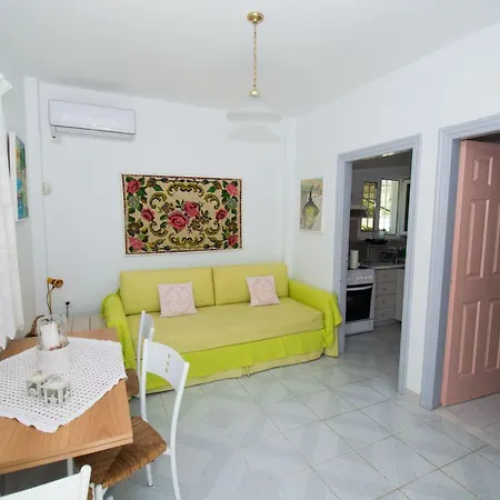 Romantic Seafront Studio - Dream Garden