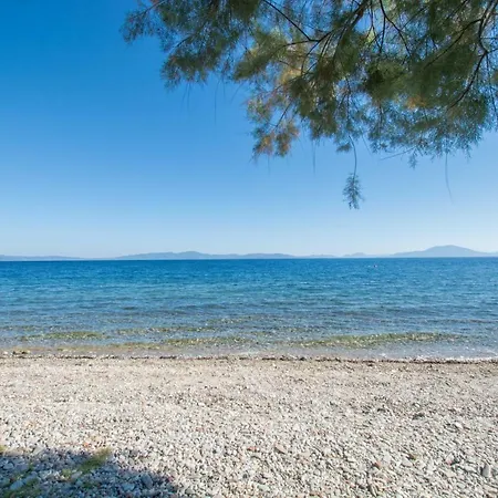 Romantic Seafront Studio - Dream Garden