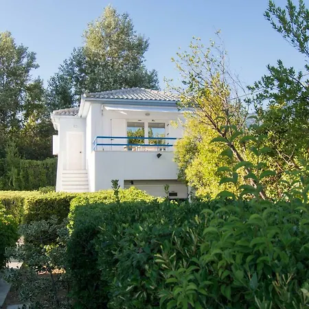 Romantic Seafront Studio - Dream Garden Feriehus