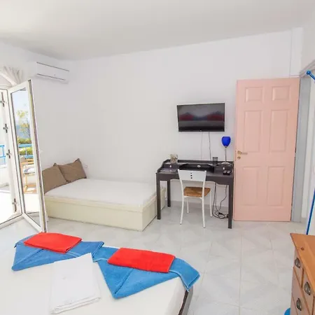 Romantic Seafront Studio - Dream Garden