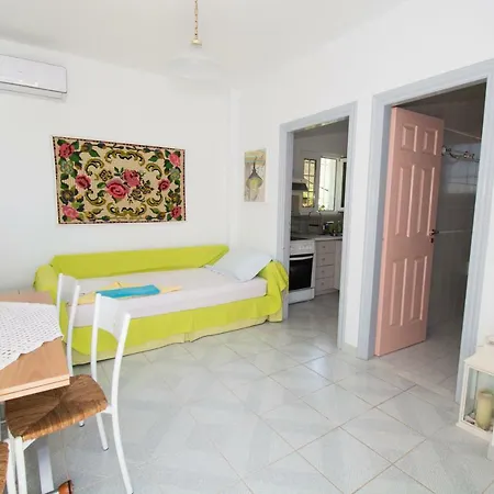 Romantic Seafront Studio - Dream Garden