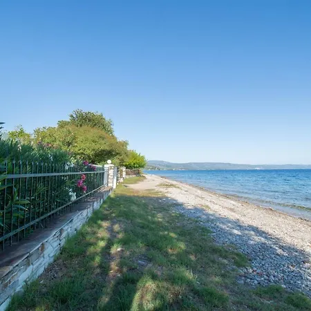 Romantic Seafront Studio - Dream Garden *